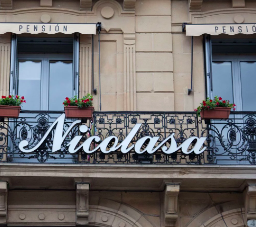 Nicolasa-detalle-fachada